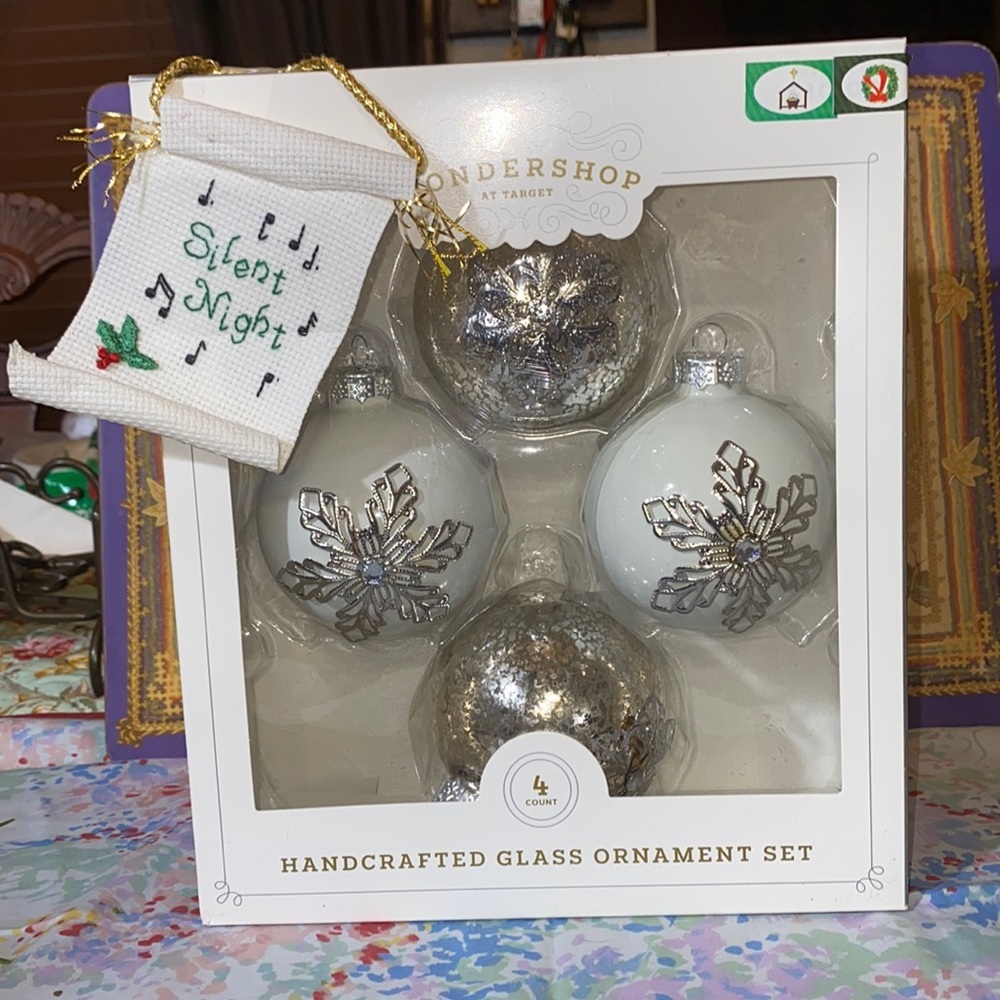 WONDERSHOP 4 GLASS ORNAMENTS HANDCRAFTED ROUND SNOWFLAKE DESIGN NEW BX39